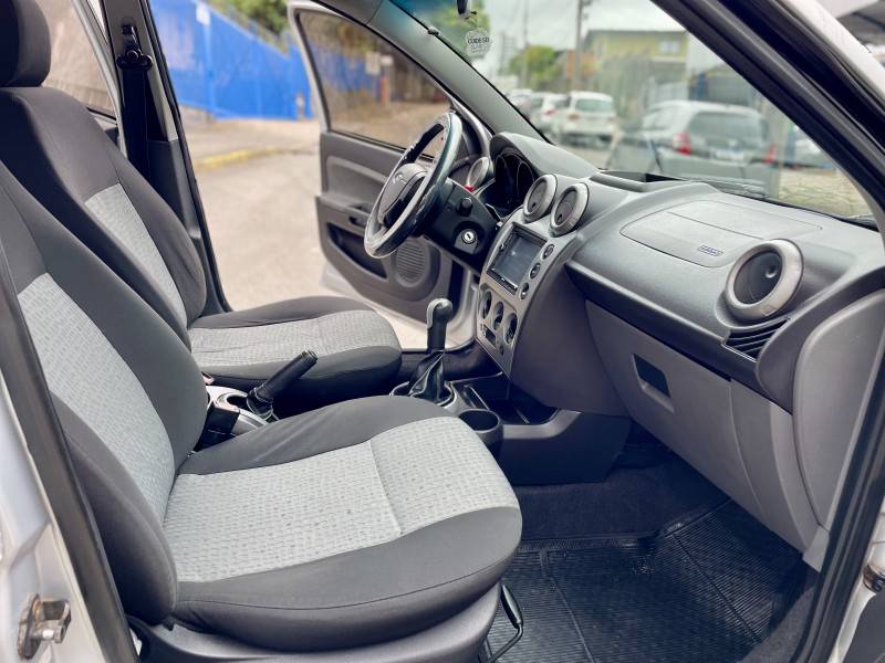 FORD - FIESTA - 2013/2014 - Prata - R$ 37.900,00