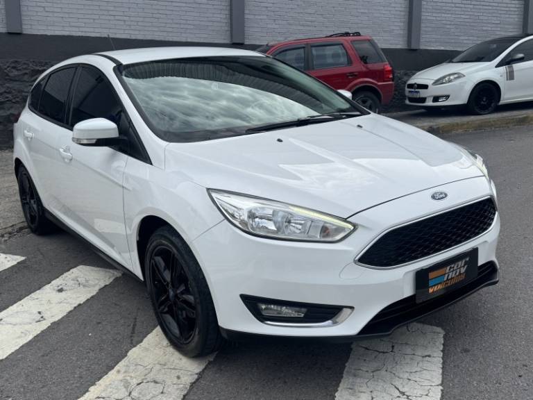 FORD - FOCUS - 2018/2018 - Branca - R$ 71.800,00
