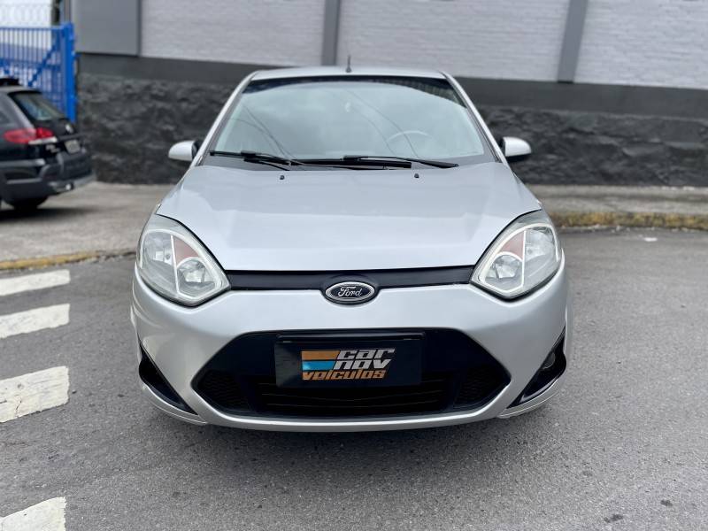 FORD - FIESTA - 2013/2014 - Prata - R$ 37.900,00