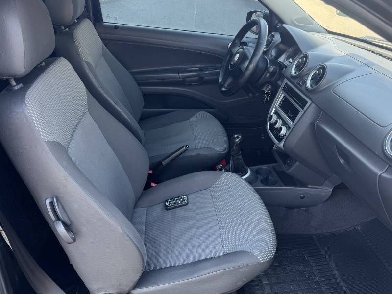 VOLKSWAGEN - SAVEIRO - 2013/2013 - Preta - R$ 42.900,00