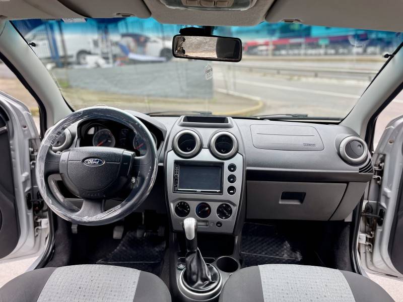 FORD - FIESTA - 2013/2014 - Prata - R$ 37.900,00