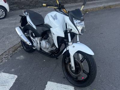 HONDA - CB 300R - 2012/2012 - Branca - R$ 13.900,00