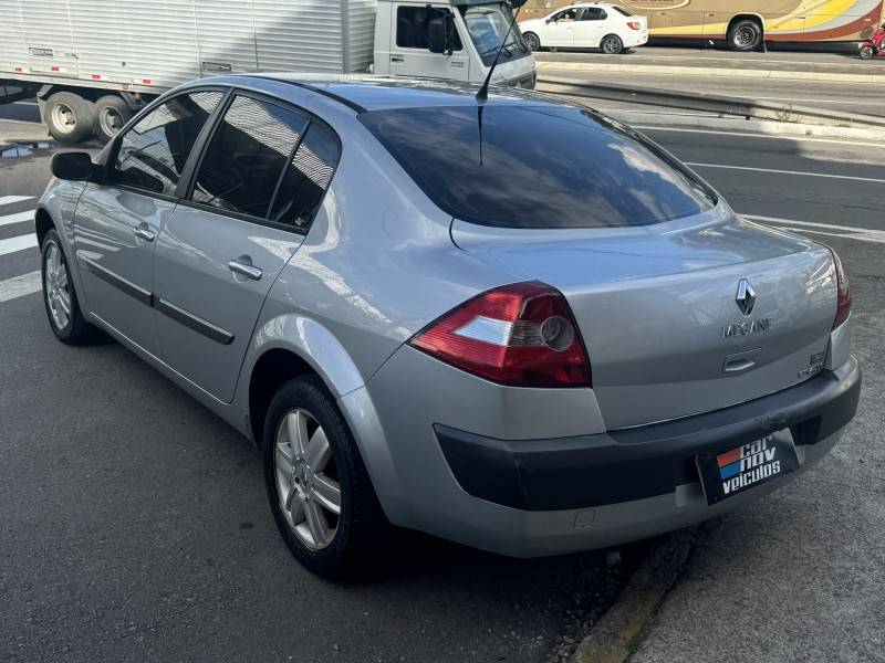 RENAULT - MÉGANE - 2007/2007 - Prata - R$ 23.900,00