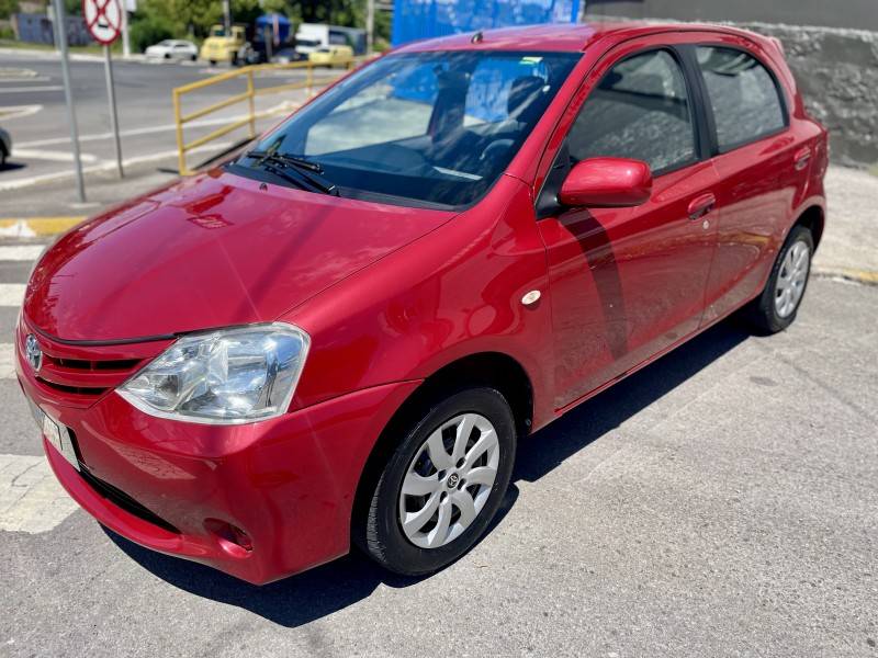 TOYOTA - ETIOS - 2013/2013 - Vermelha - R$ 41.900,00