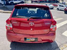 TOYOTA - ETIOS - 2013/2013 - Vermelha - R$ 41.900,00