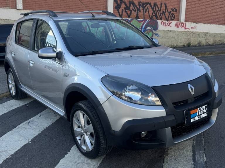 RENAULT - SANDERO - 2013/2013 - Prata - R$ 41.800,00