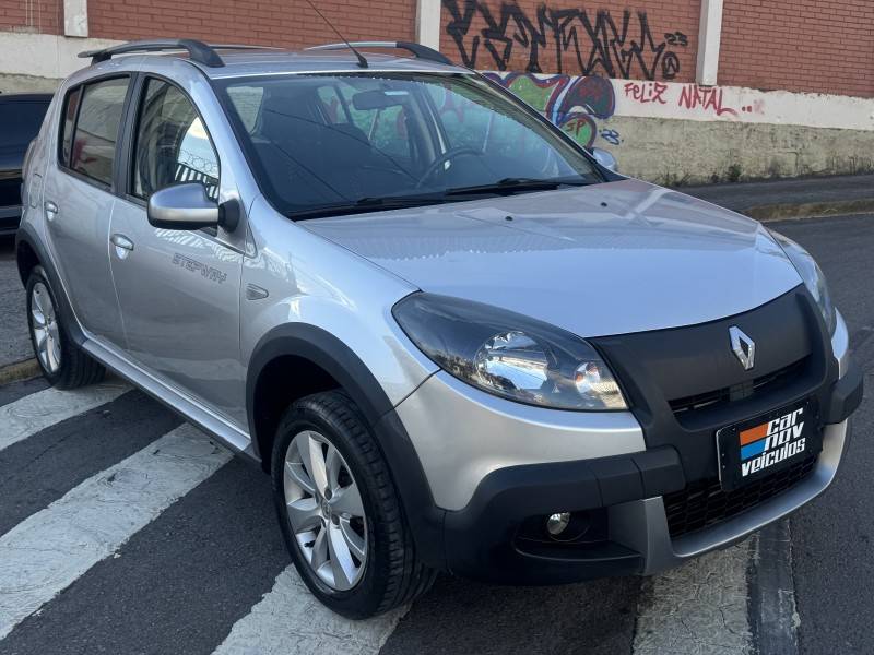 RENAULT - SANDERO - 2013/2013 - Prata - R$ 41.800,00