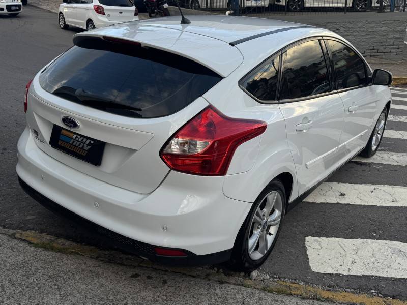 FORD - FOCUS - 2015/2015 - Branca - R$ 61.900,00