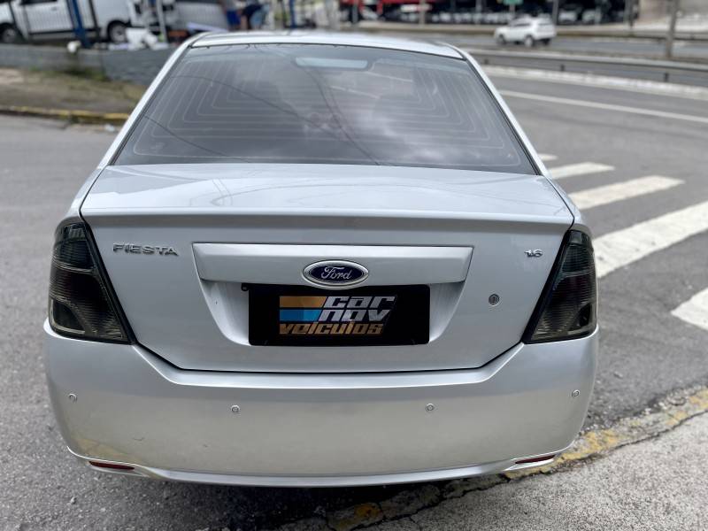 FORD - FIESTA - 2013/2014 - Prata - R$ 37.900,00