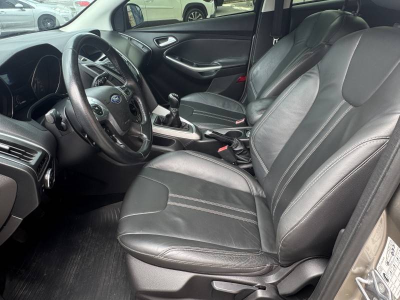 FORD - FOCUS - 2015/2015 - Dourada - R$ 59.900,00