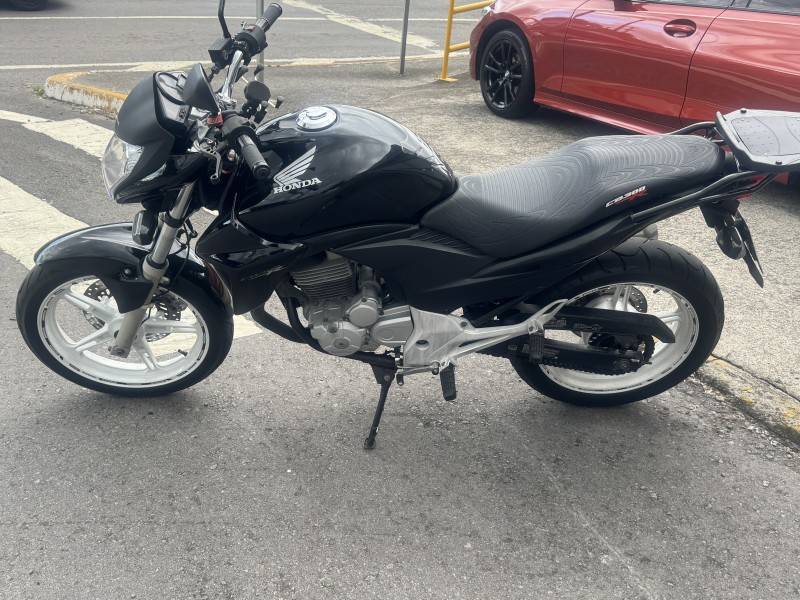 HONDA - CB 300R - 2014/2014 - Preta - R$ 16.500,00