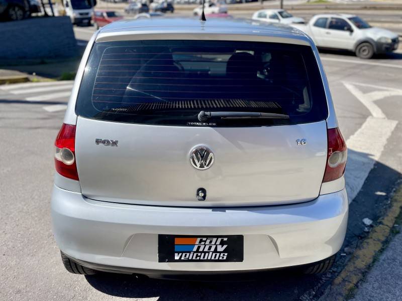 VOLKSWAGEN - FOX - 2007/2008 - Prata - R$ 23.900,00