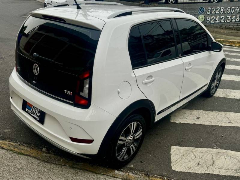 VOLKSWAGEN - UP - 2017/2018 - Branca - R$ 64.900,00