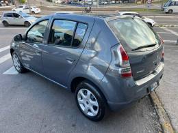 RENAULT - SANDERO - 2014/2014 - Prata - R$ 37.900,00