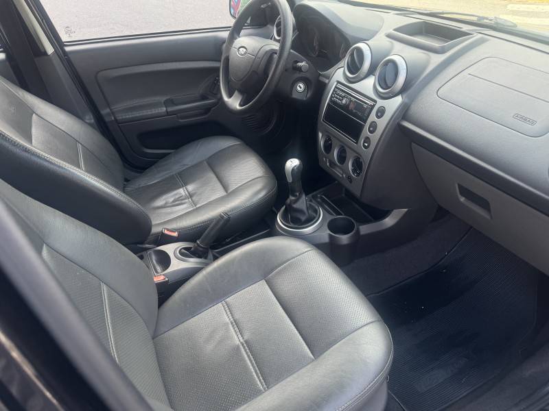 FORD - FIESTA - 2014/2014 - Preta - R$ 38.900,00