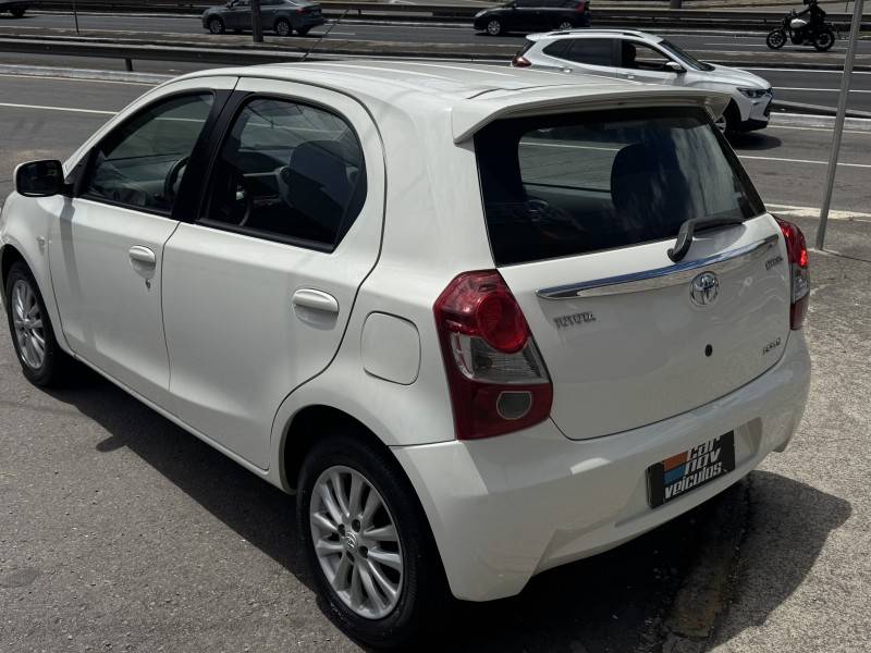 TOYOTA - ETIOS - 2013/2013 - Branca - R$ 45.900,00