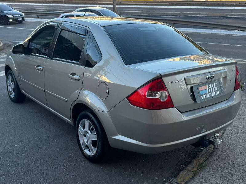 FORD - FIESTA - 2010/2010 - Dourada - R$ 32.900,00