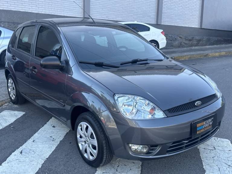 FORD - FIESTA - 2004/2004 - Cinza - R$ 16.900,00