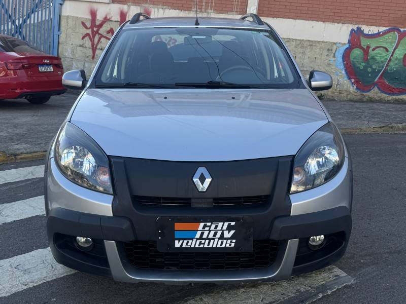 RENAULT - SANDERO - 2013/2013 - Prata - R$ 41.800,00