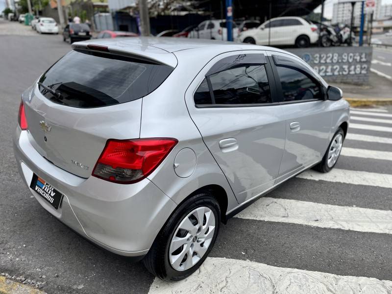 CHEVROLET - ONIX - 2012/2013 - Prata - R$ 41.900,00