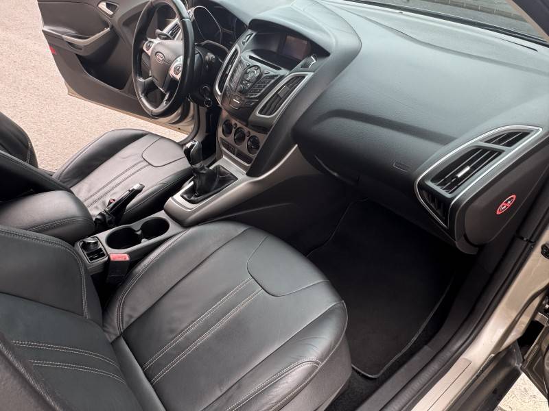 FORD - FOCUS - 2015/2015 - Dourada - R$ 59.900,00