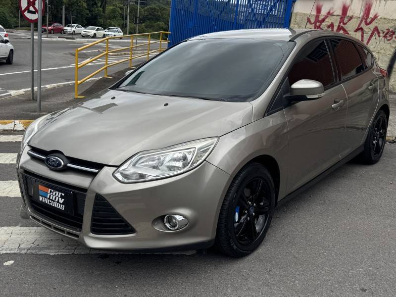 FORD - FOCUS - 2015/2015 - Dourada - R$ 59.900,00