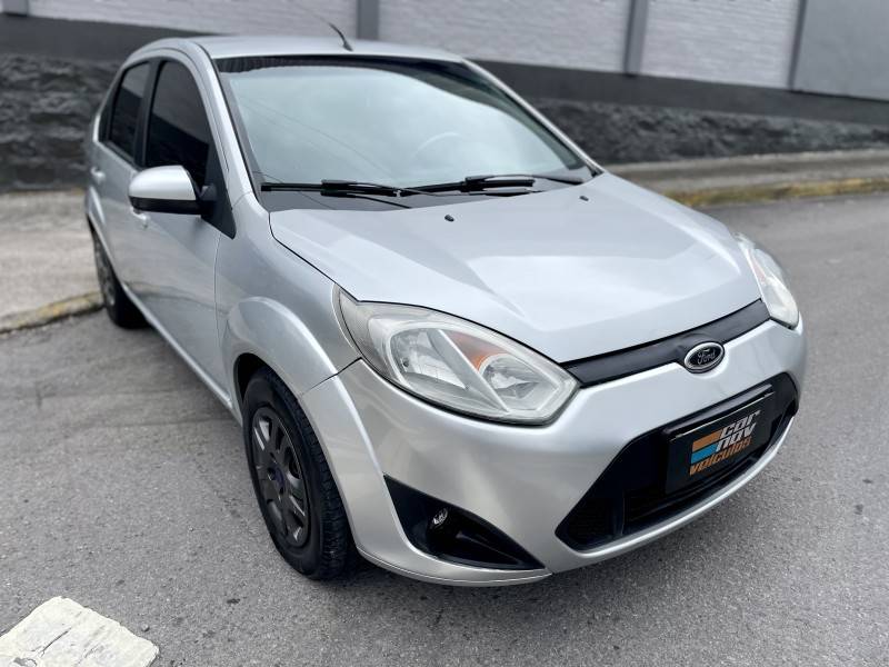 FORD - FIESTA - 2013/2014 - Prata - R$ 37.900,00