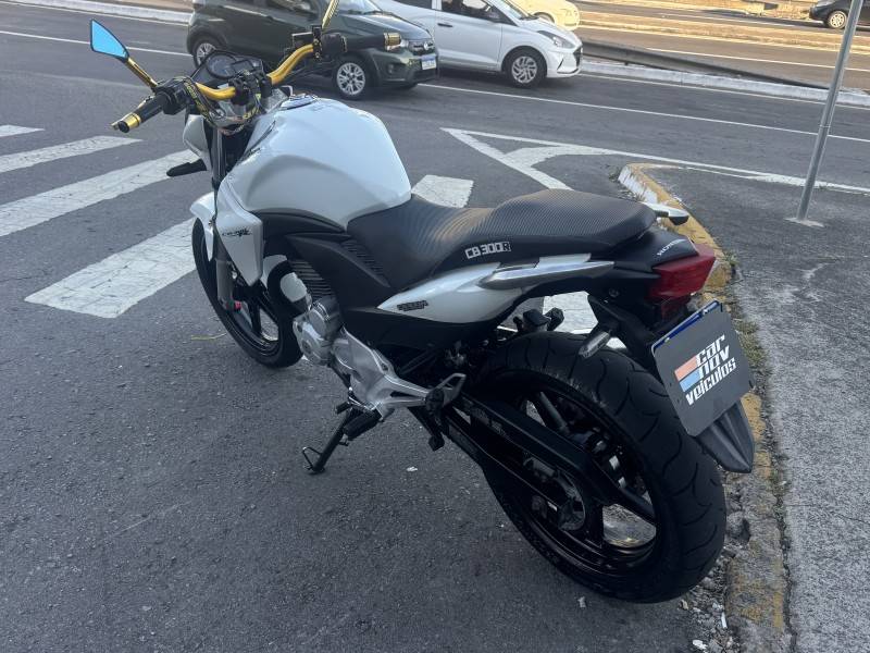 HONDA - CB 300R - 2012/2012 - Branca - R$ 13.900,00