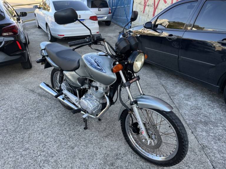 HONDA - CG 125 - 2002/2003 - Prata - R$ 7.500,00