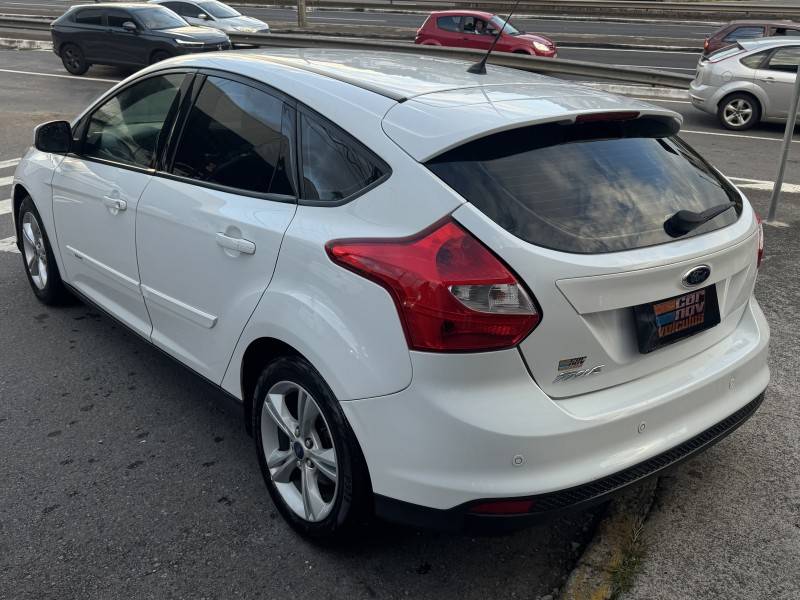 FORD - FOCUS - 2015/2015 - Branca - R$ 61.900,00