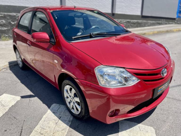 TOYOTA - ETIOS - 2013/2013 - Vermelha - R$ 41.900,00