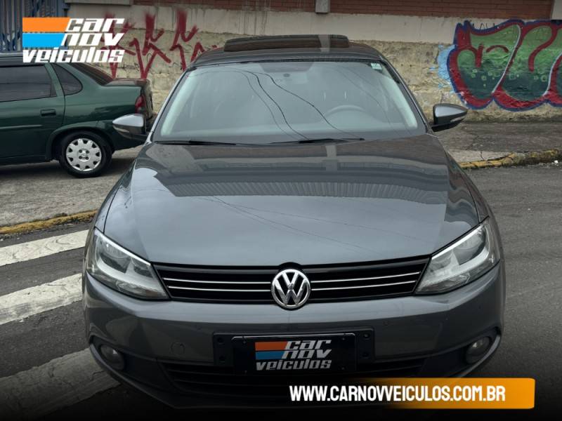 VOLKSWAGEN - JETTA - 2013/2013 - Cinza - R$ 69.900,00