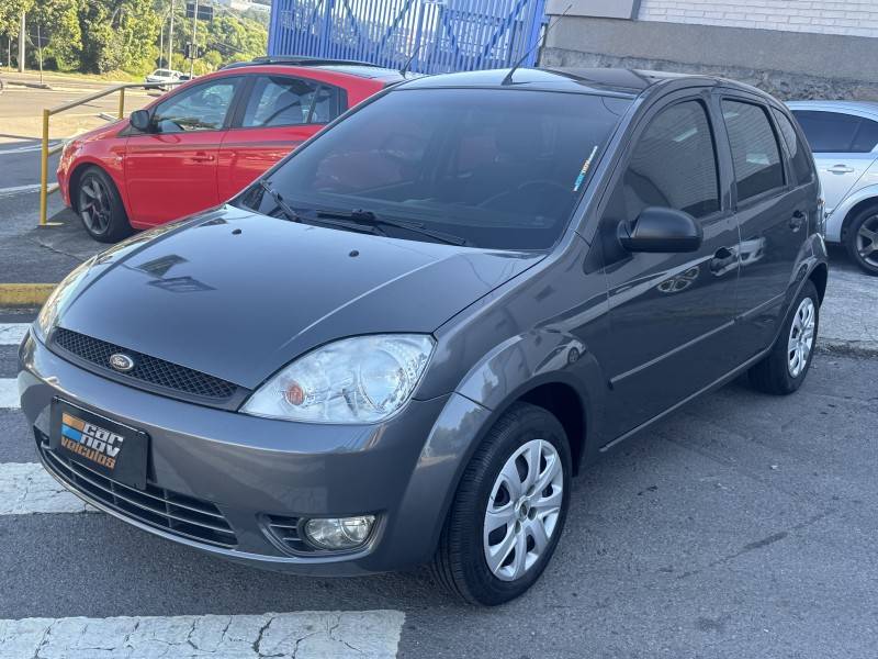 FORD - FIESTA - 2004/2004 - Cinza - R$ 16.900,00