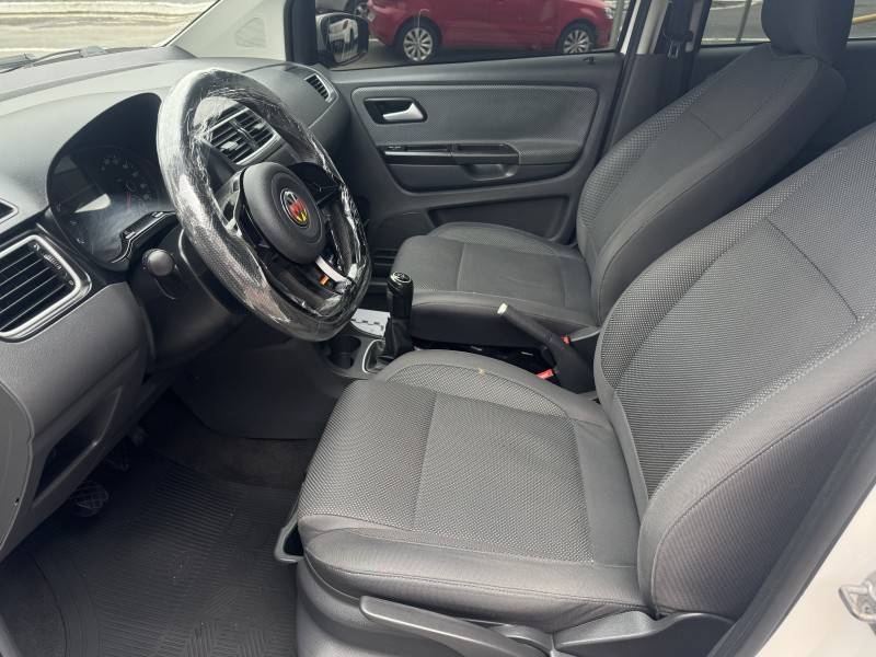 VOLKSWAGEN - FOX - 2011/2011 - Branca - R$ 31.800,00