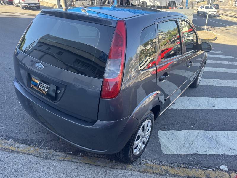 FORD - FIESTA - 2004/2004 - Cinza - R$ 16.900,00