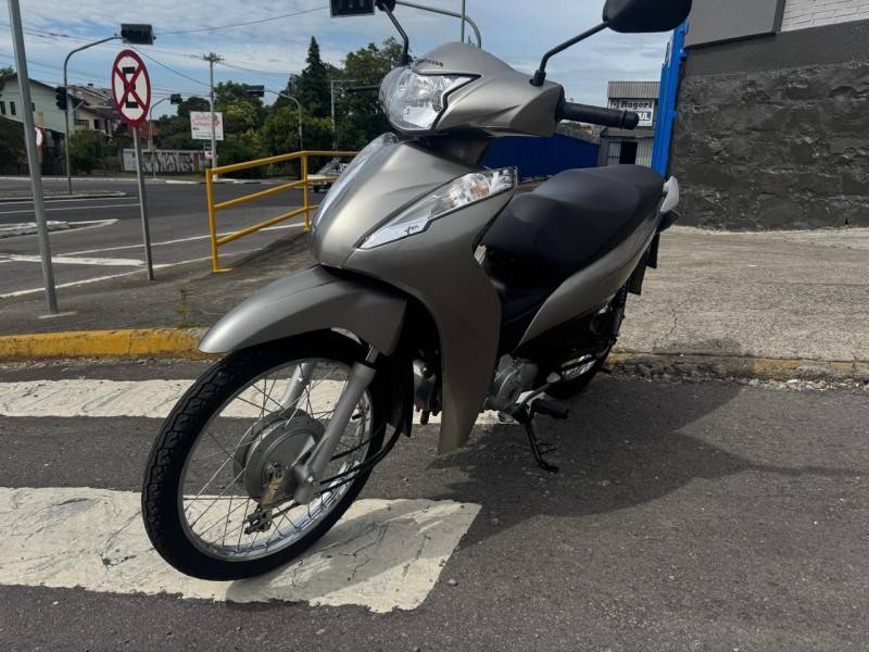 HONDA - BIZ 110I - 2022/2022 - Prata - R$ 13.900,00