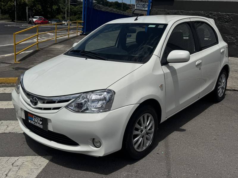 TOYOTA - ETIOS - 2013/2013 - Branca - R$ 45.900,00
