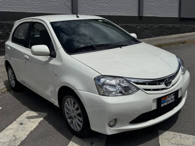 TOYOTA - ETIOS - 2013/2013 - Branca - R$ 45.900,00