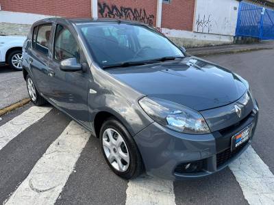 RENAULT - SANDERO - 2014/2014 - Prata - R$ 37.900,00