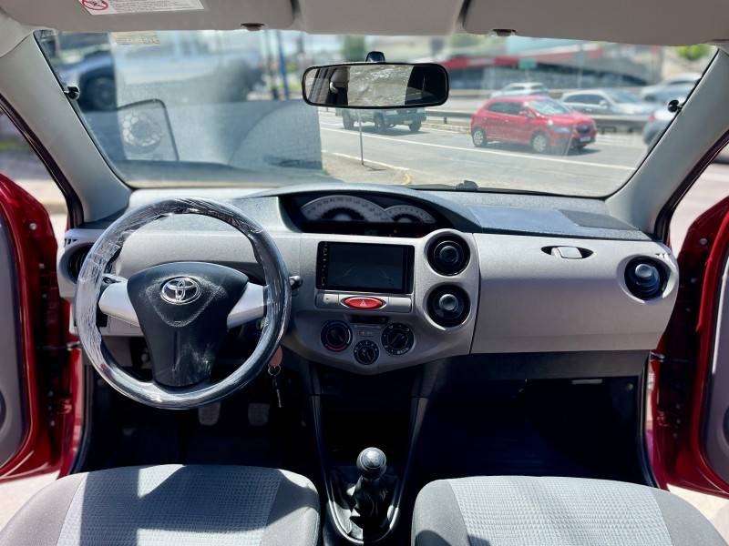 TOYOTA - ETIOS - 2013/2013 - Vermelha - R$ 41.900,00