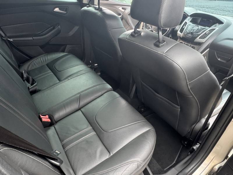 FORD - FOCUS - 2015/2015 - Dourada - R$ 59.900,00
