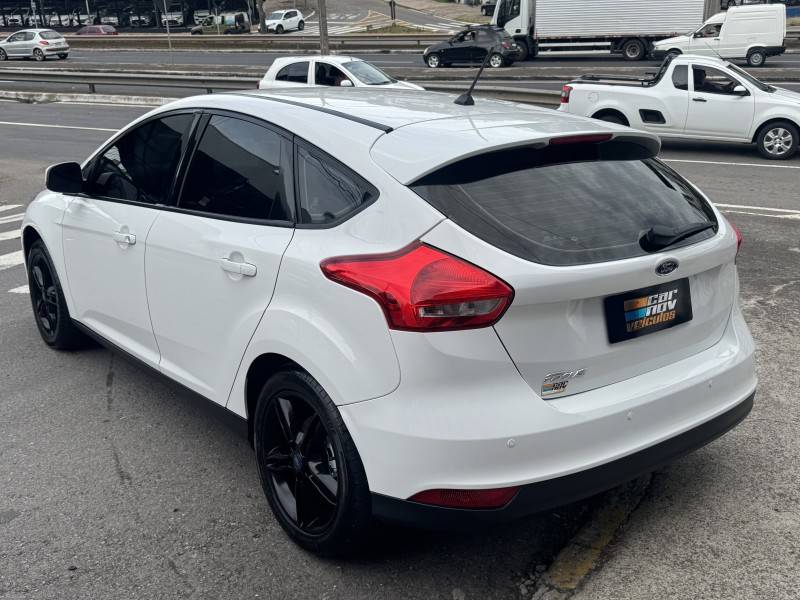 FORD - FOCUS - 2018/2018 - Branca - R$ 71.800,00