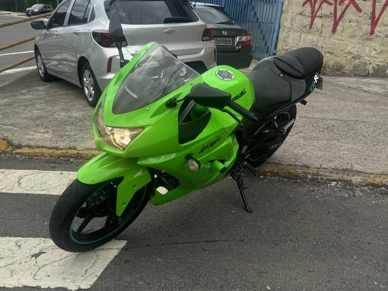 KAWASAKI - NINJA 250R - 2010/2010 - Verde - R$ 16.900,00