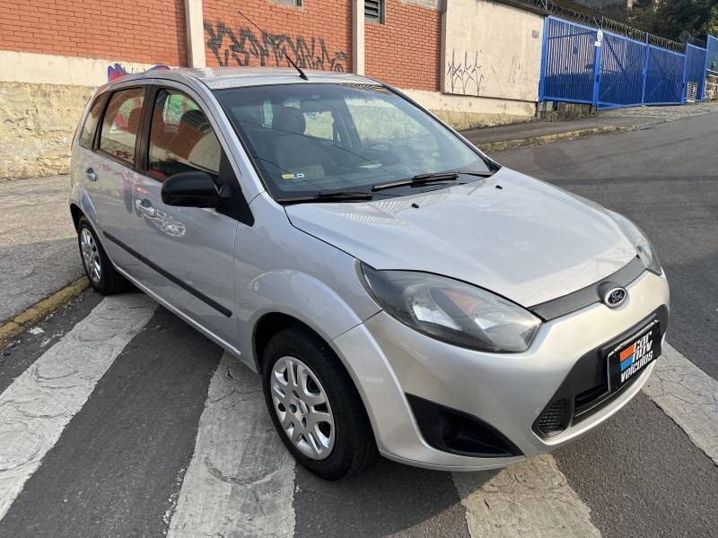 FORD - FIESTA - 2013/2014 - Prata - R$ 25.500,00