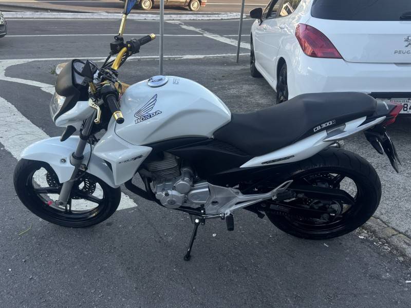 HONDA - CB 300R - 2012/2012 - Branca - R$ 13.900,00