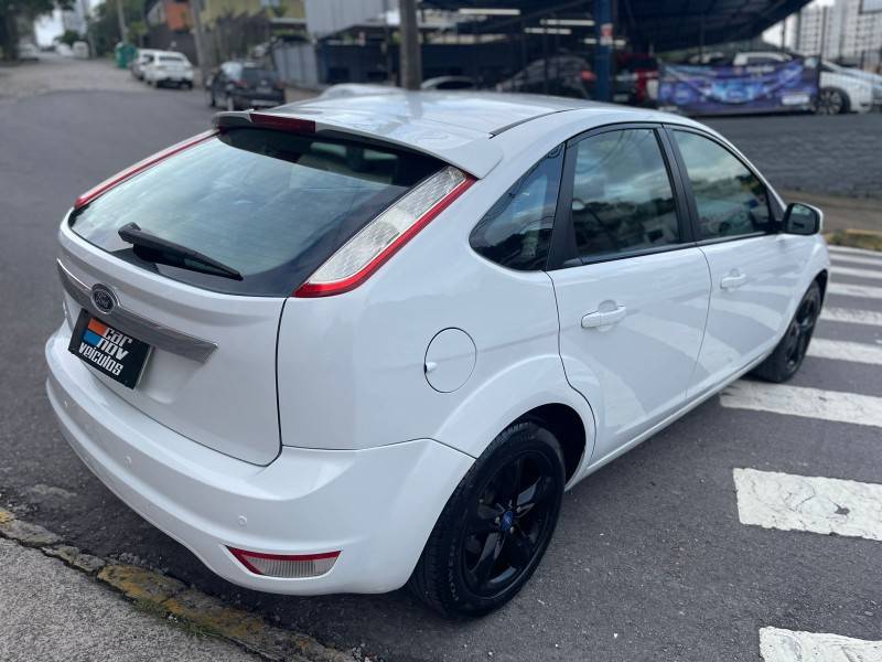 FORD - FOCUS - 2012/2012 - Branca - R$ 42.900,00