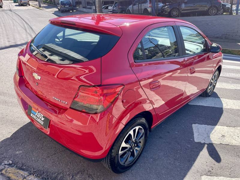 CHEVROLET - ONIX - 2015/2016 - Vermelha - R$ 55.900,00